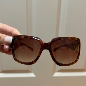 Women’s tan brown turtoise sunglasses